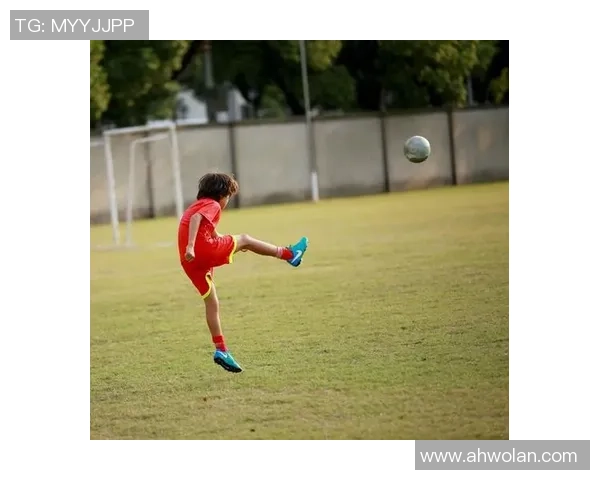 踢足球帅气十足的韩国球星展现超凡技术与不屈精神